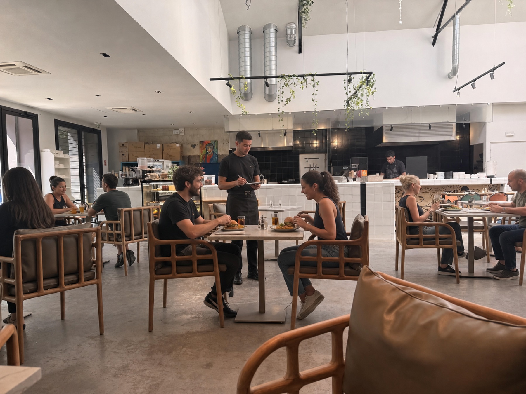 Service à table dans la salle lumineuse